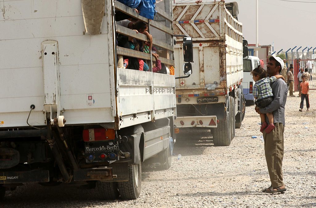 Iraqi families flee ISIS in Mosul