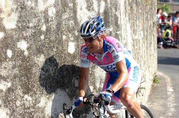 Damiano Cunego (Lampre - NGC) doesn't leave much margin for error while climbing next to retaining wall.