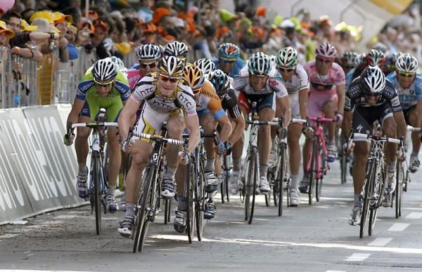 Andre Greipel (HTC - Columbia) sprints to victory in Brescia.