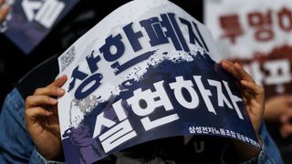 Samsung Electronics has reportedly begun throttling semiconductor output by cutting new wafer input and placing lithography, etching, and cleaning equipment on standby.