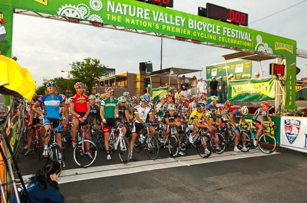The men's field awaits their start in Uptown Minneapolis