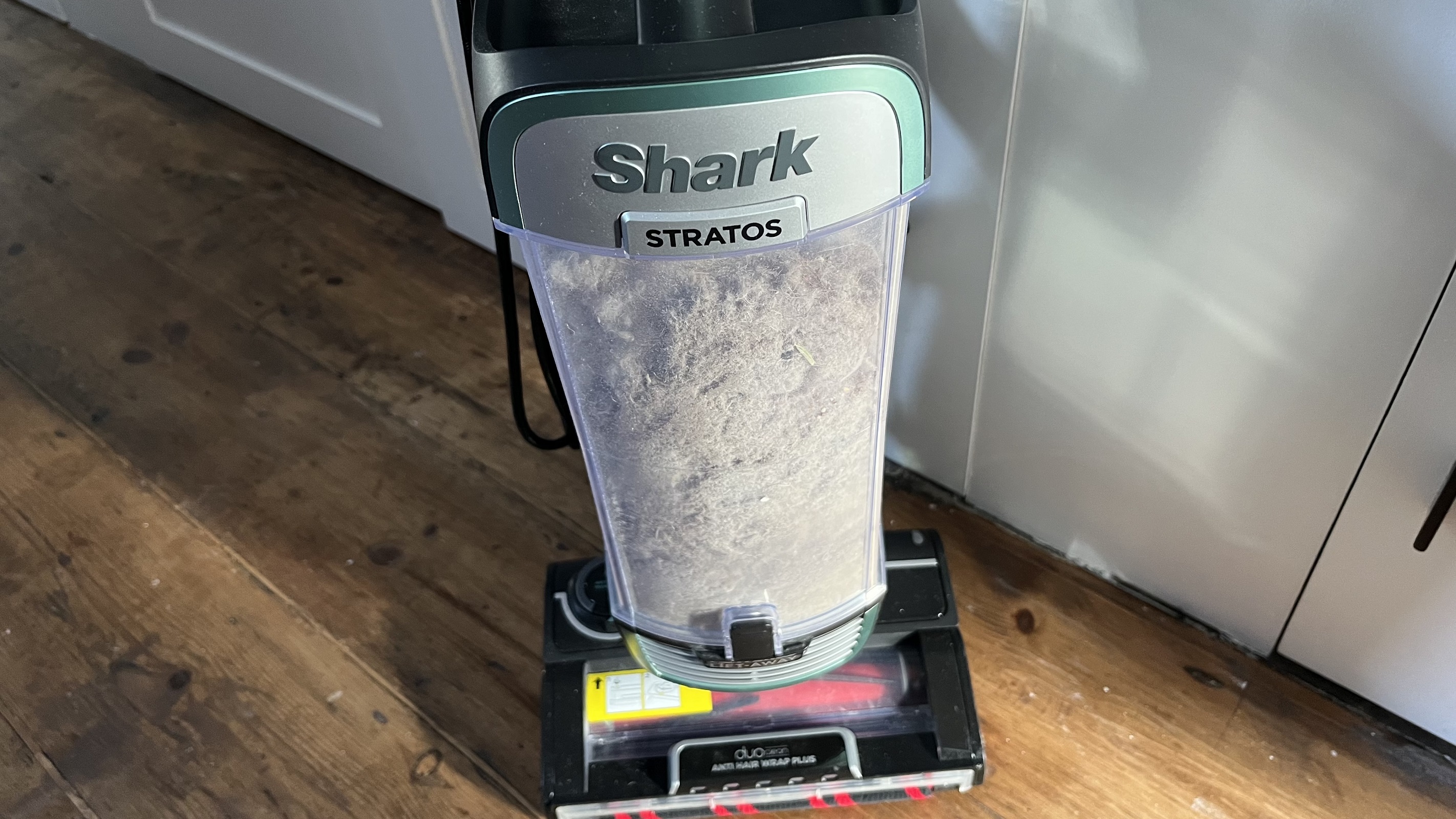shark stratos with full dust cup