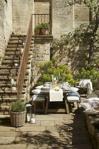 courtyard patio space with pretty outdoor dining area