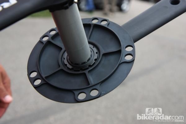 The new spider features a solid outer profile intended to smooth airflow but a webbed inner surface to boost rigidity. The 30mm-diameter aluminum spindle will work with BB30, PF30, BBright, BB386 Evo, and standard threaded bottom bracket shells.
