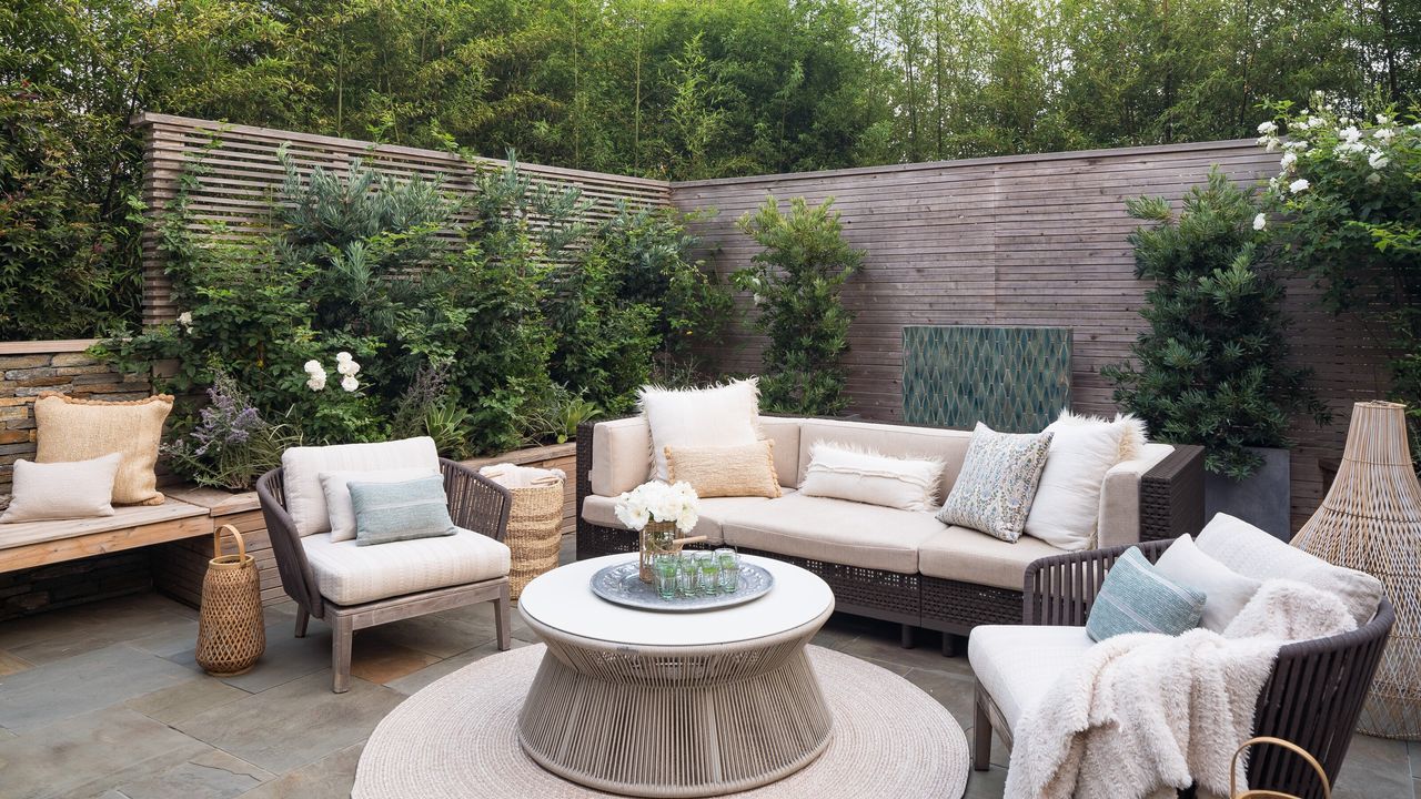 A backyard layout with soft furnishings and coffee table