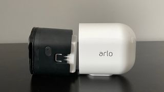 En isärplockad Arlo Ultra 2 står på ett svart bord mot en vit bakgrund.