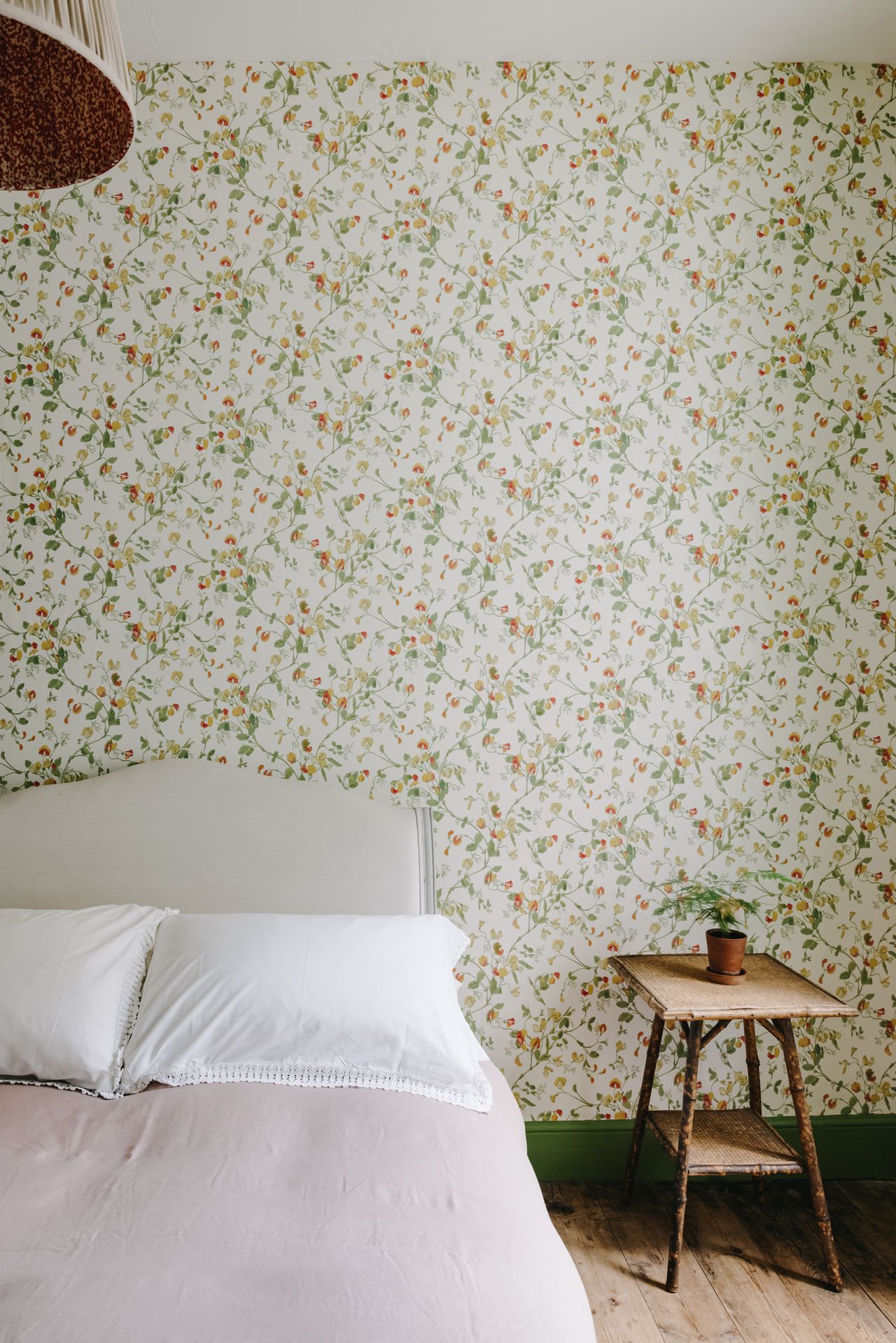 Łaźnia z pomalowanym pokojem Farrow & Ball i tradycyjnym wiejskim stylem