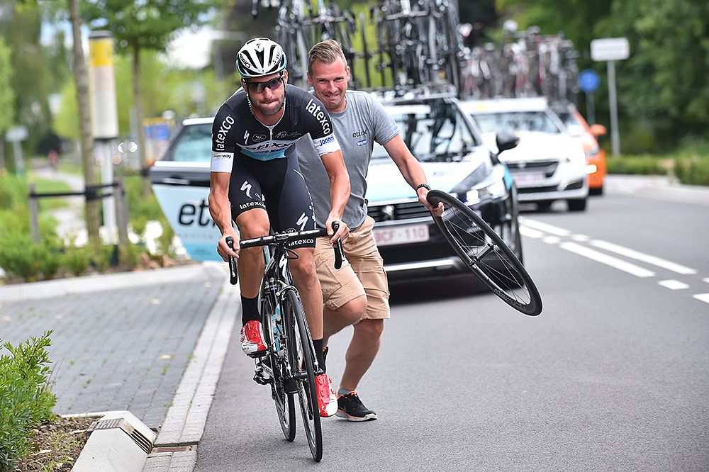 Wheel change at the Eneco Tour