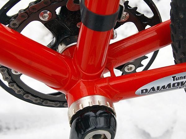 The bottom bracket lug includes a built-in chain stay bridge