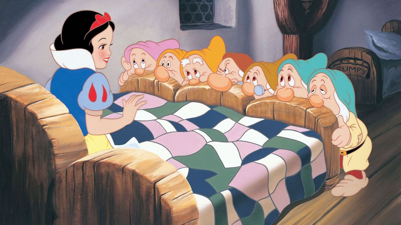 Blancanieves hablando con los siete enanitos