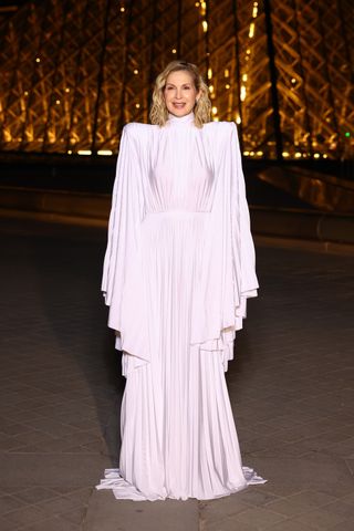 Kelly Rutherford attends le grand diner du louvre in a strong shouldered dress