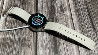 Huawei Watch GT 3 koplet til laderen