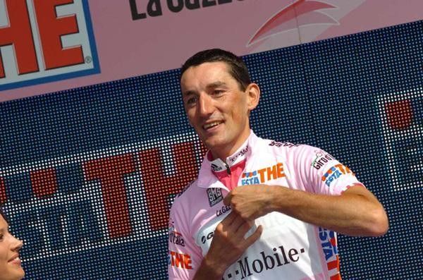 Pinotti zips up the Maglia Rosa.