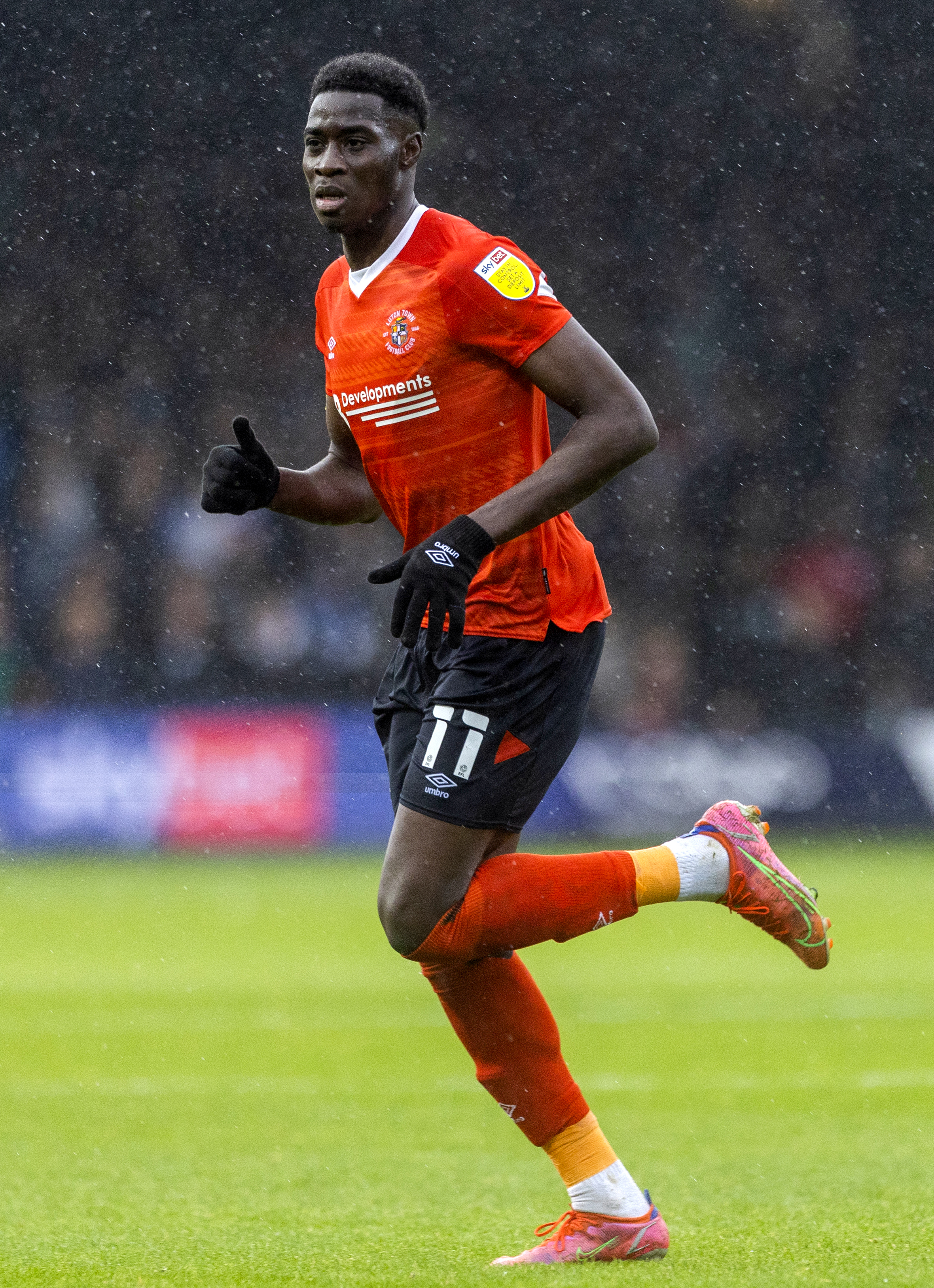 Elijah Ado. Há um avançado de nome complicado que tem tido tiro  certeiro no discreto Luton Town