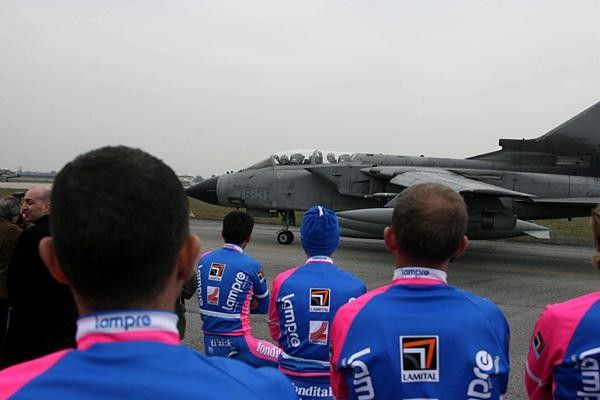 2007 team watch as team leader Cunego gets in to jet.