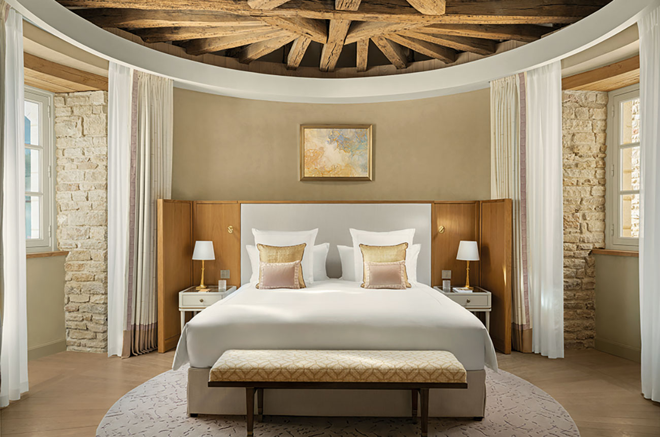 Ch&amp;acirc;teau la Commaraine hotel bedroom