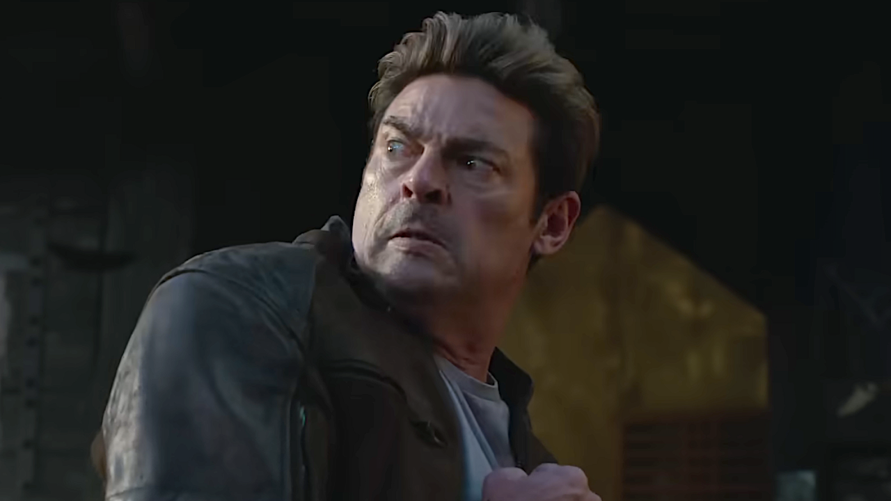 Johnny Cage looking behind him with disturbed face in Mortal Kombat II