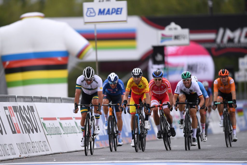 Michael Matthews take the chase sprint for seventh place at World Championships