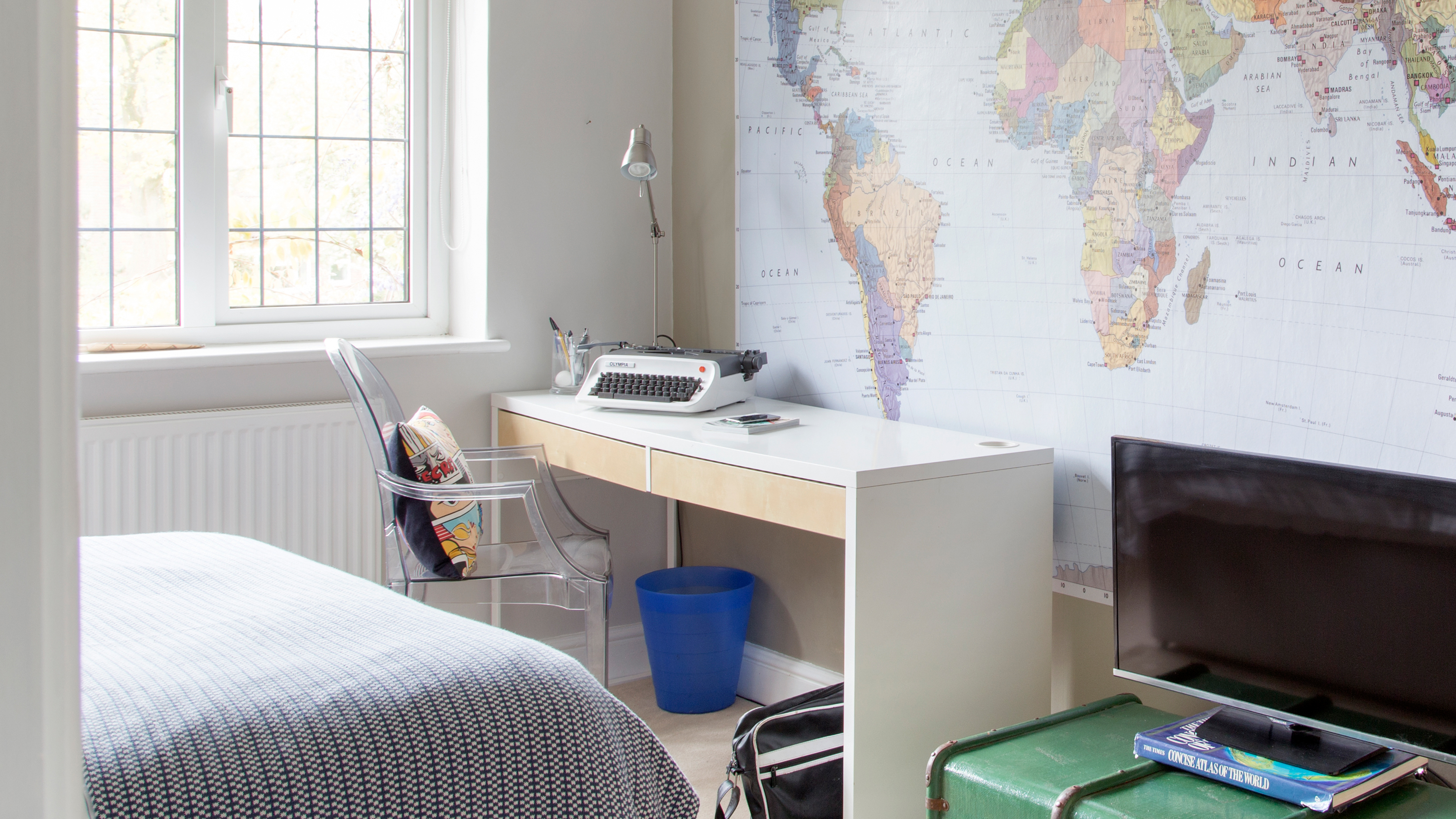 A teenage bedroom with a bed and desk