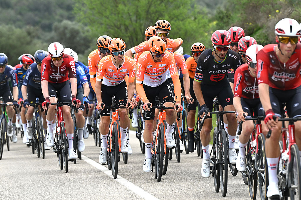 Oscar Onley e Kévin Vauquelin fazem parte do grupo maior Volta ao Algarve.