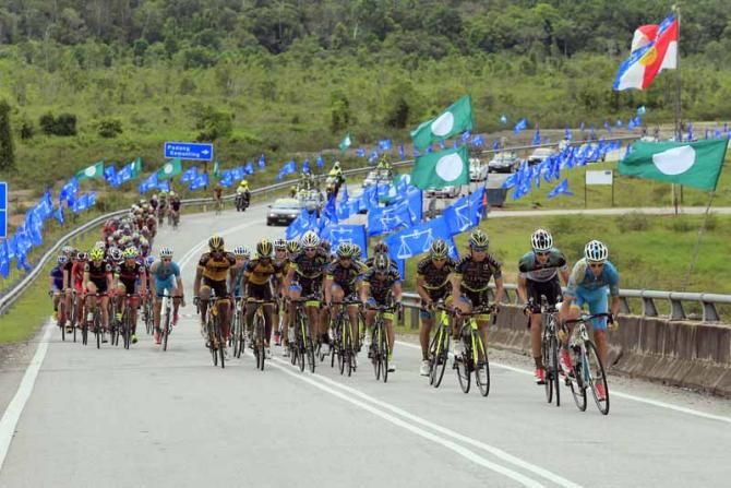 Astana lead the peloton in a bid to set Guardini up for the sprint win