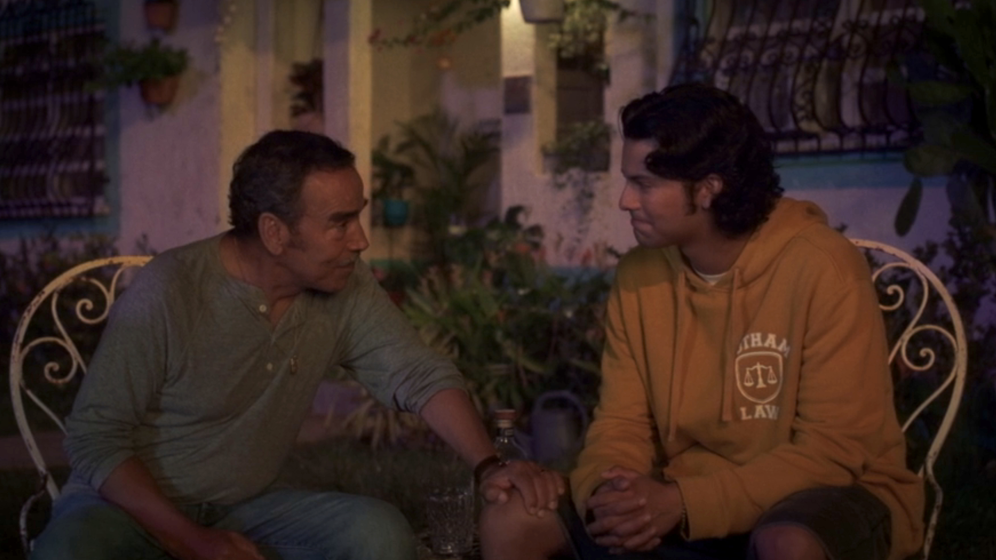 Alberto Reyes (Damia&amp;#769;n Alca&amp;#769;zar) and Jaime Reyes (Xolo Mariduen&amp;#771;a) talk in Blue Beetle.