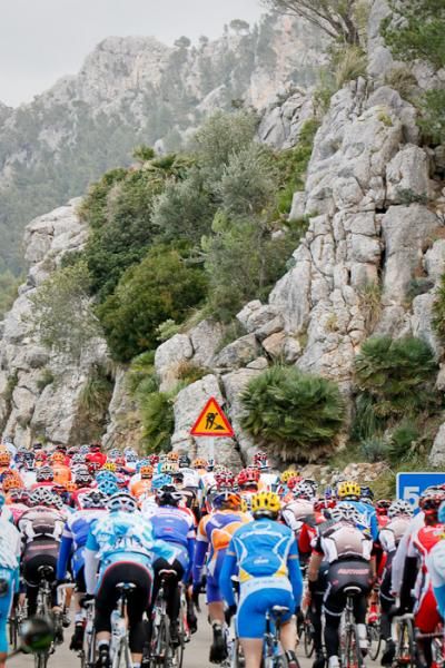 The peloton suffered a few attacks on the way to the top of this mountain, but was able to neutralize most of them.