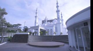 The stunning At-Thohir Mosque in its sleek, white grandeur shines bright with great sound from L-Acoustics.
