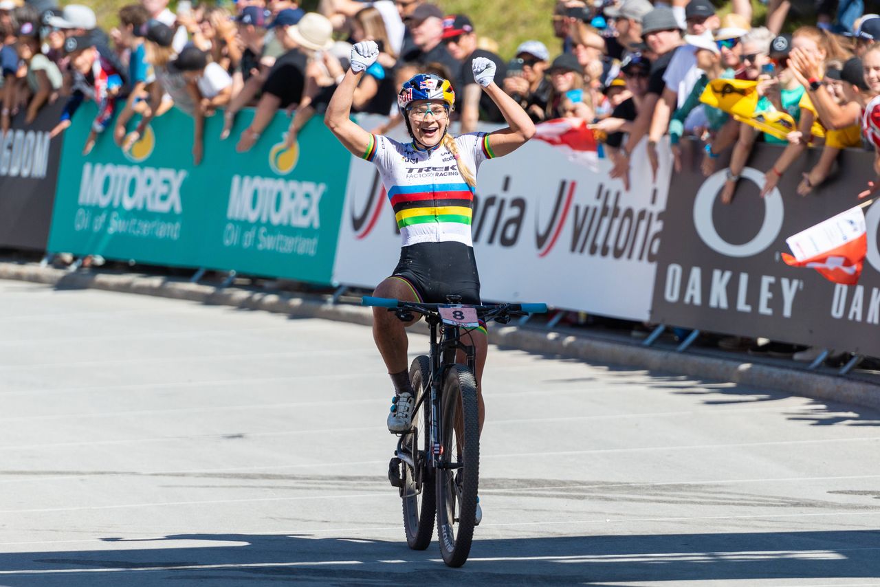 Evie Richards winning the World Cup at Lenzerheide