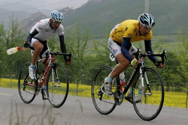 The two leaders were still on their own after the descent.