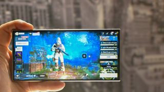 Samsung Galaxy S24 Ultra og et spil Call of Duty Mobile
