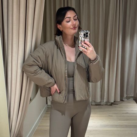 Sophie Robyn Watson tries on Wholesale Replica Bag
H&M Move collection.