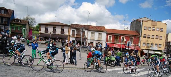 The peloton en route from Lugones to Alto del Naranco during stage 3 of the Vuelta Asturias.