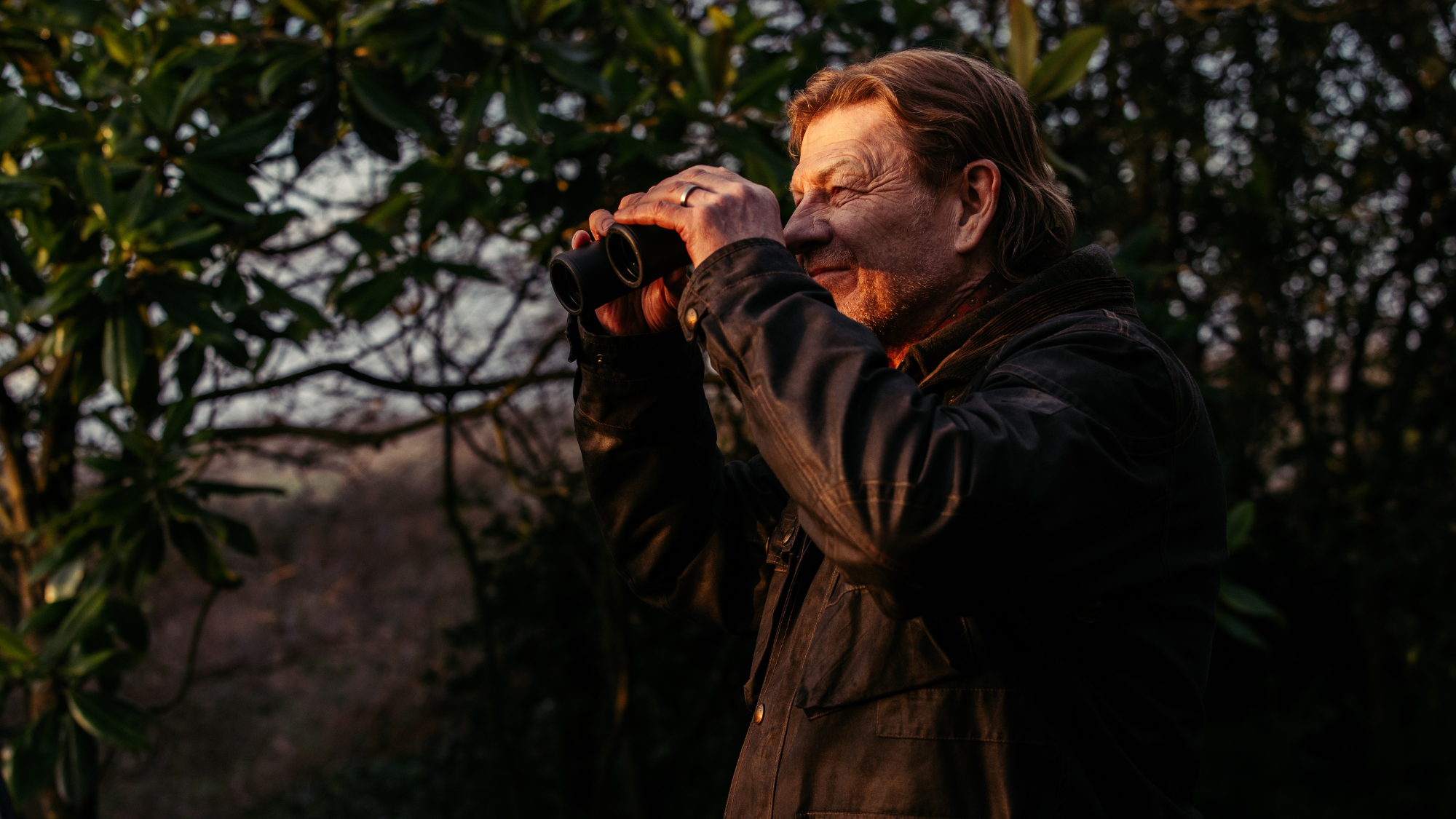 Sean Bean looking through binoculars 