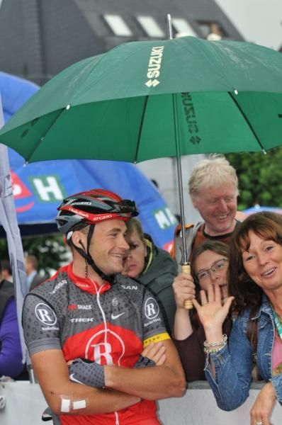 Thomas Vaitkus meets some fans before the start.