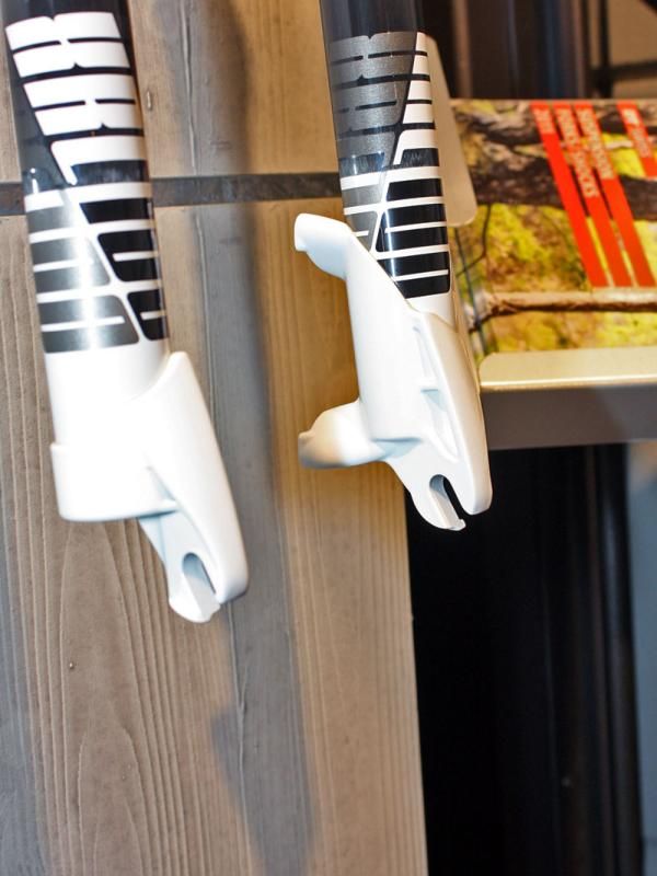 Burly forward-facing dropouts include post-mount disc tabs.