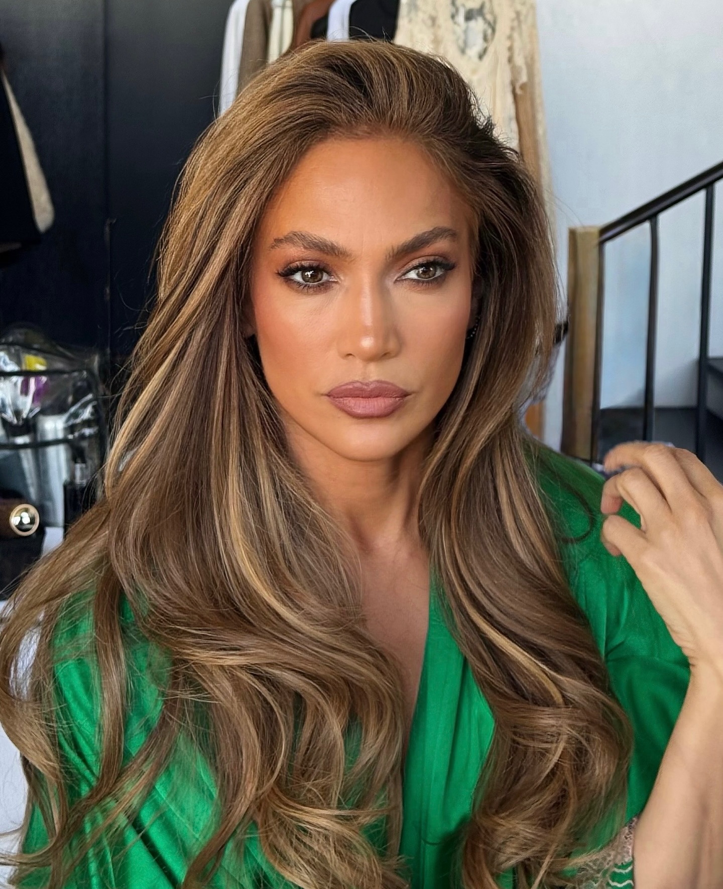 Jennifer Lopez with brown hair and blonde highlights