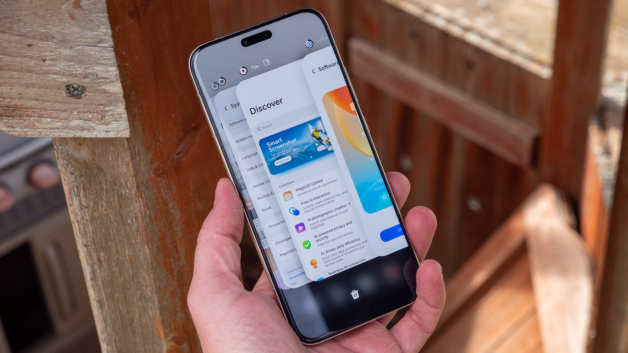 The new iOS-like multitasking UI on the Honor Magic 8 Pro