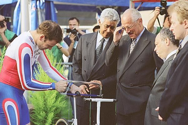 Graeme Obree saws off saddle at Palermo World Track Championships to meet regs with officials
