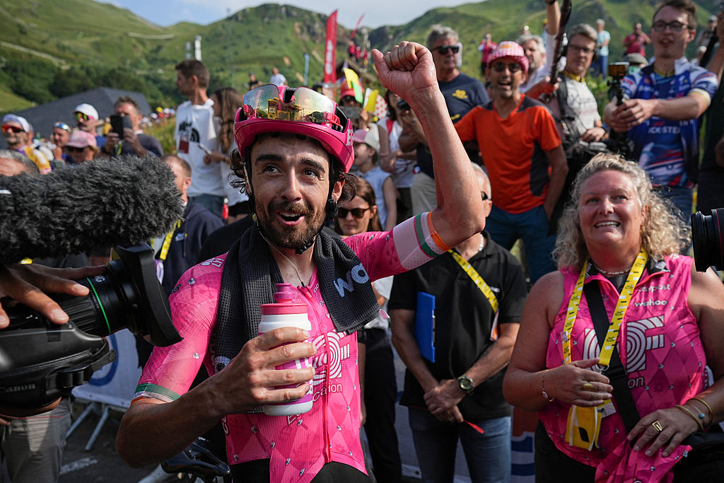 EF Education - EasyPost team's Irish rider Ben Healy celebrates taking the overall leader's yellow jersey after the 10th stage of the 112th edition of the Tour de France cycling race, 165.3 km between Ennezat and Le Mont-Dore Puy de Sancy, in central France, on July 14, 2025. (Photo by Thibault CAMUS / POOL / AFP)
