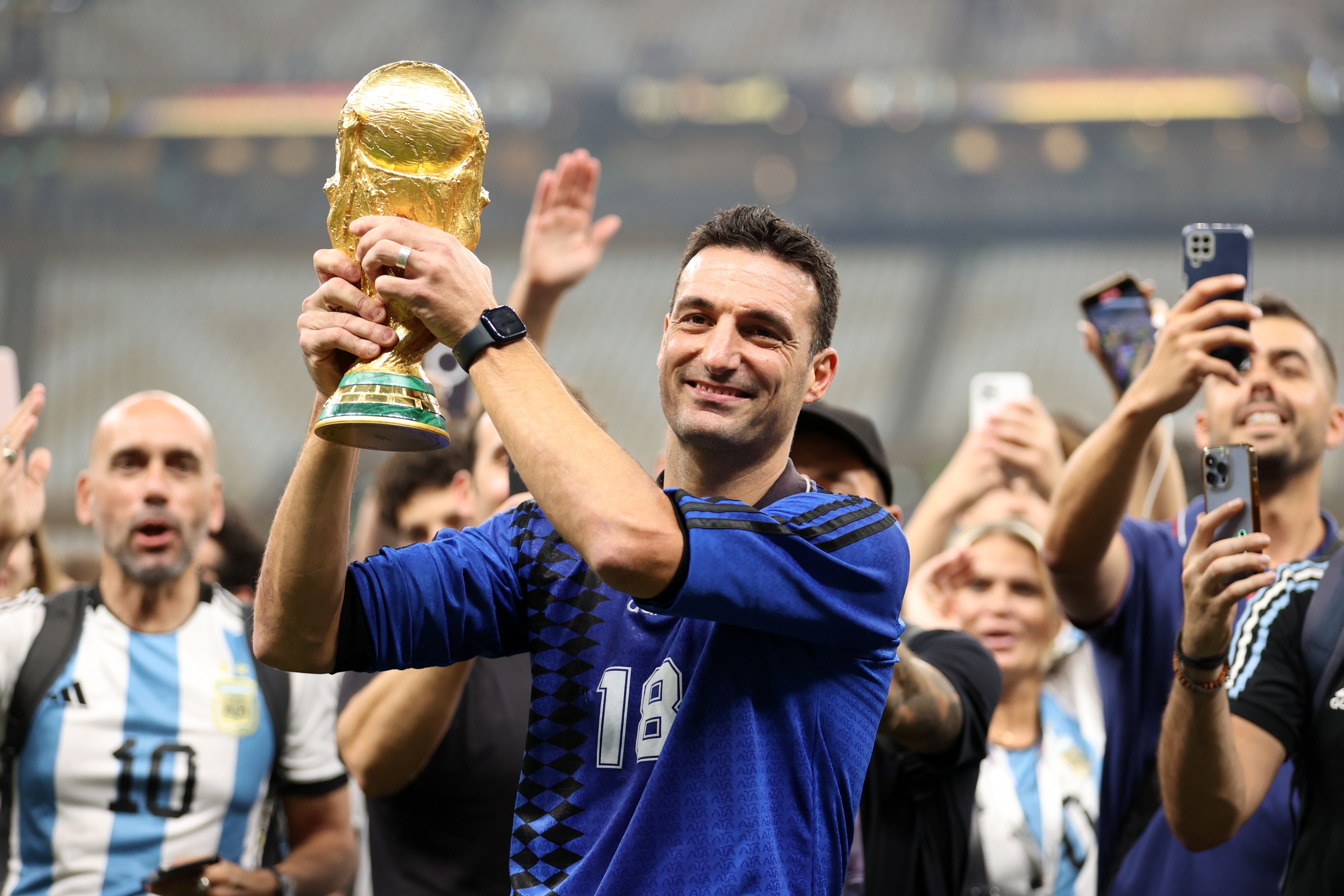 Der argentinische Trainer Lionel Scaloni hält nach dem Sieg über Frankreich in Katar 2022 den WM-Pokal hoch.