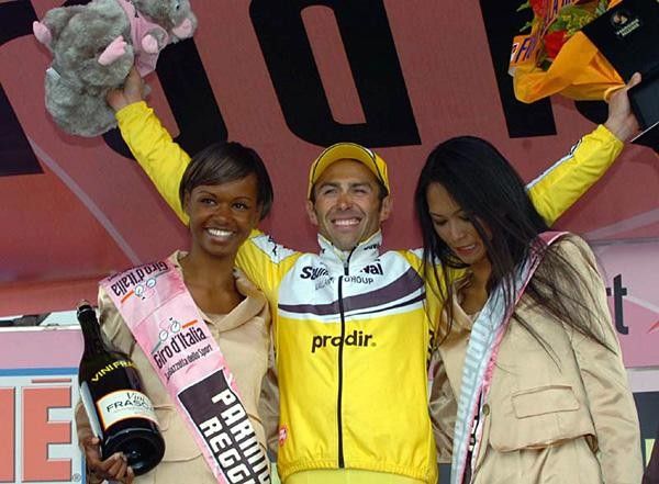 Gilberto Simoni (Saunier Duval-Prodir) on the podium.