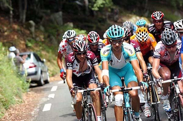 The main contenders early on the final climb, where nobody struggled yet, except for Vino, of course.