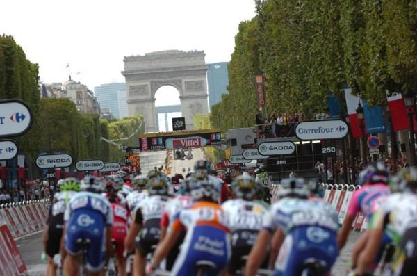 The peloton thunders towards the Arc de Triomphe.