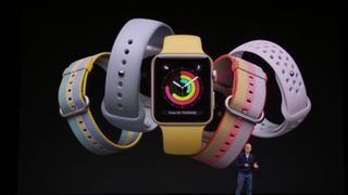 Une série de modèles d'Apple Watch les uns à côté des autres sur un fond noir.