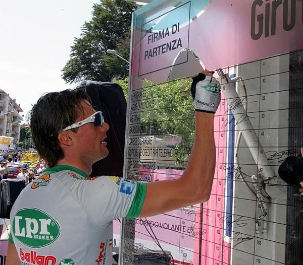 Danilo Di Luca (LPR Brakes) signs in for the stage.