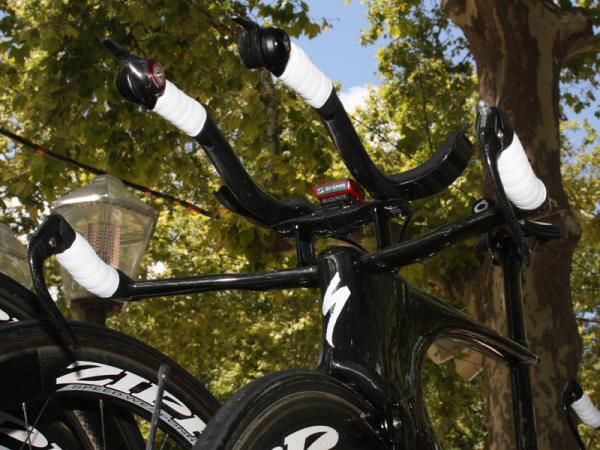 We can understand the UCI's concern in regards to how 'two-level' aerobars might be used but in reality, it'd be nearly impossible for a rider to place his elbows on the base bar underneath the arm rests and still be able to control the bike, at least when straight or s-bend extensions are used.