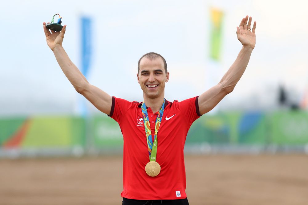 Nino Schurter celebrates his Olympic gold medal