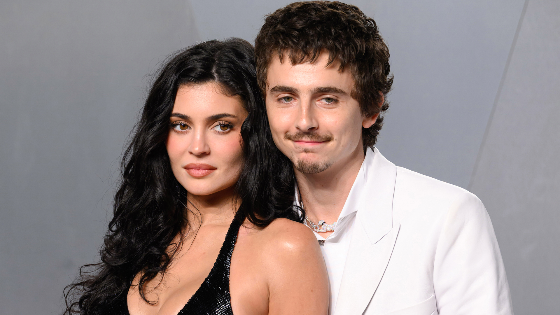 Kylie Jenner and Timoth&eacute;e Chalamet posed together on the 2026 'Vanity Fair' Oscar Party red carpet