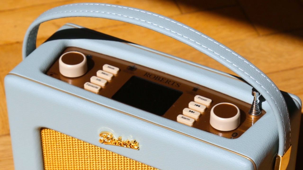 the display on the roberts revival dab radio